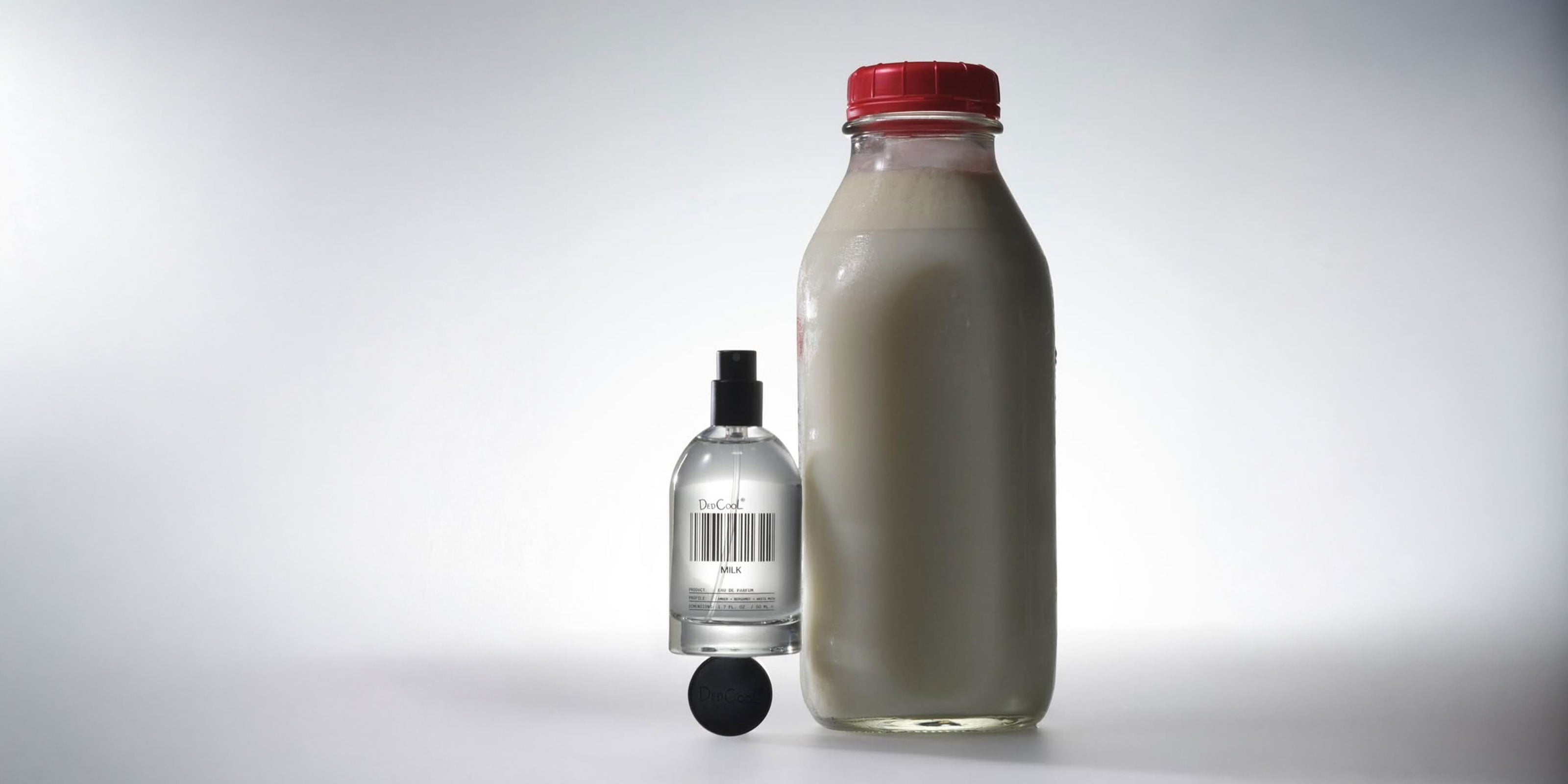 Das Parfum Milk von Dedcool neben einer Flache mit Milch