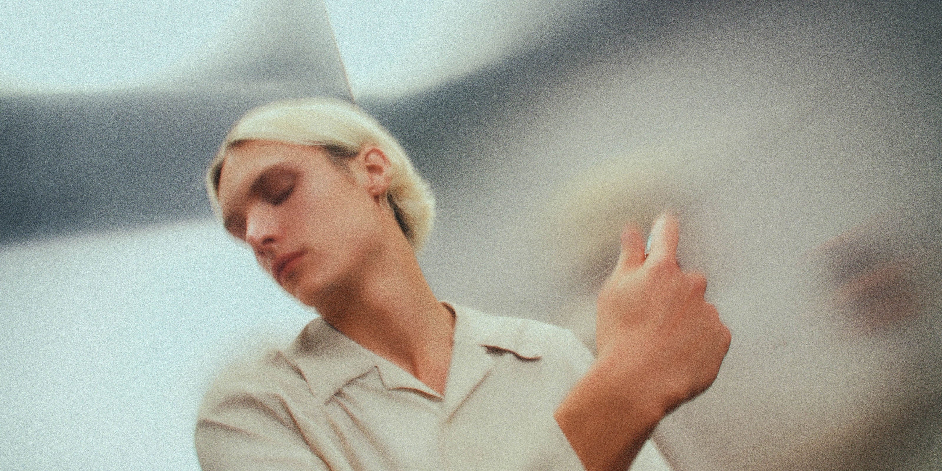 Ein Mann oder eine Frau, der oder die Parfum auf sich sprüht, das zur Persönlichkeit passt.