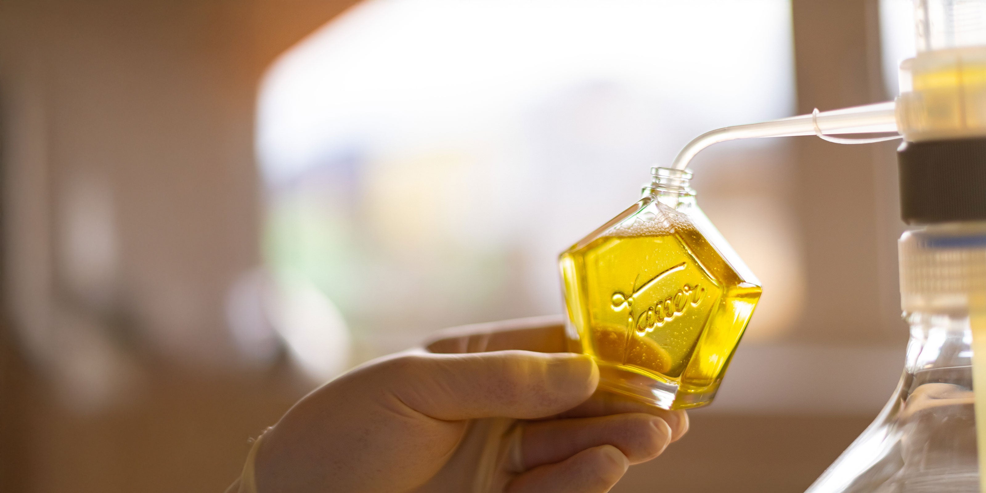 Flakon der mit Parfum befüllt wird