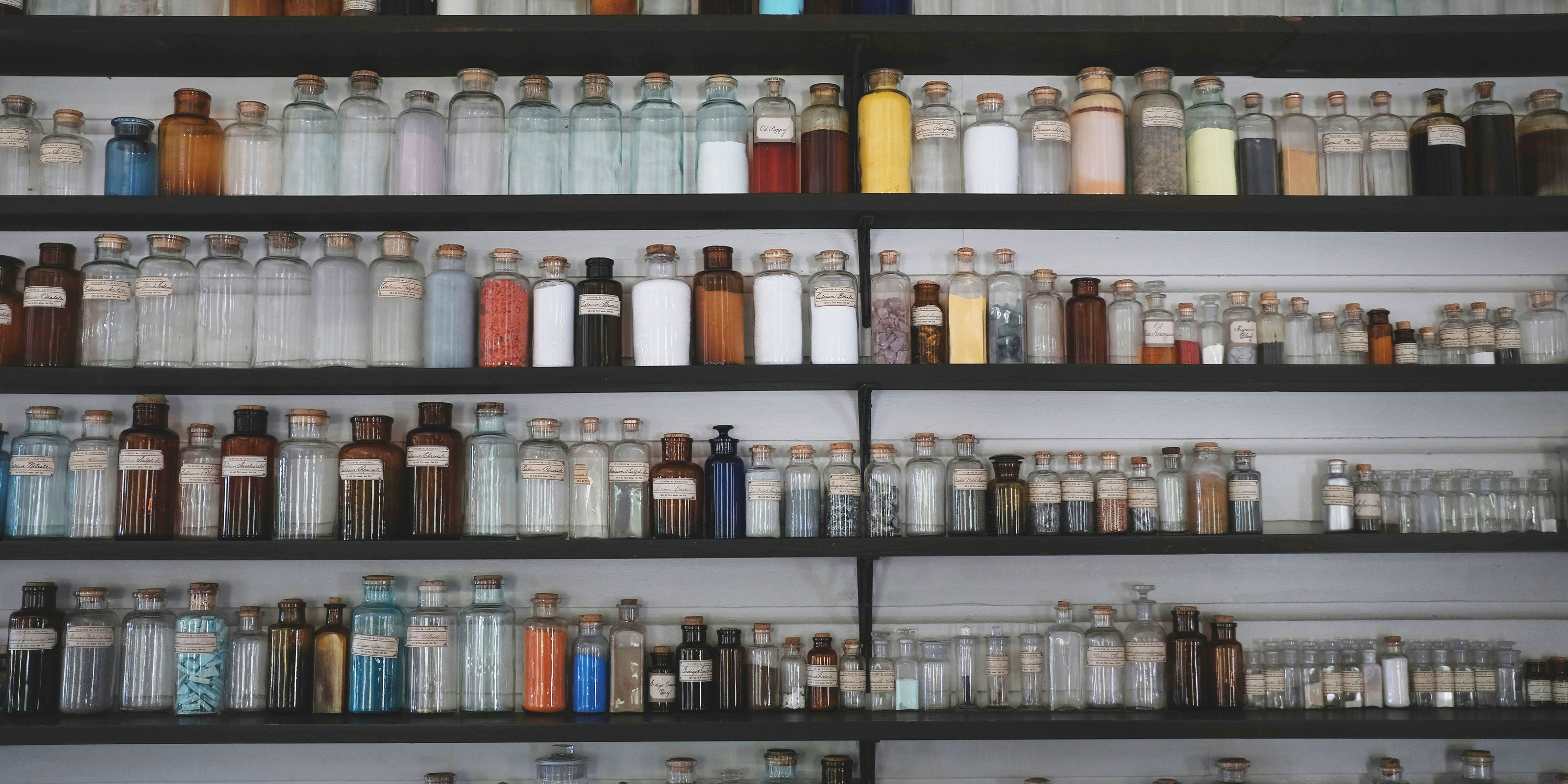 Viele Essenzen und Parfumöle zum zusammenmischen in einem Holzregal