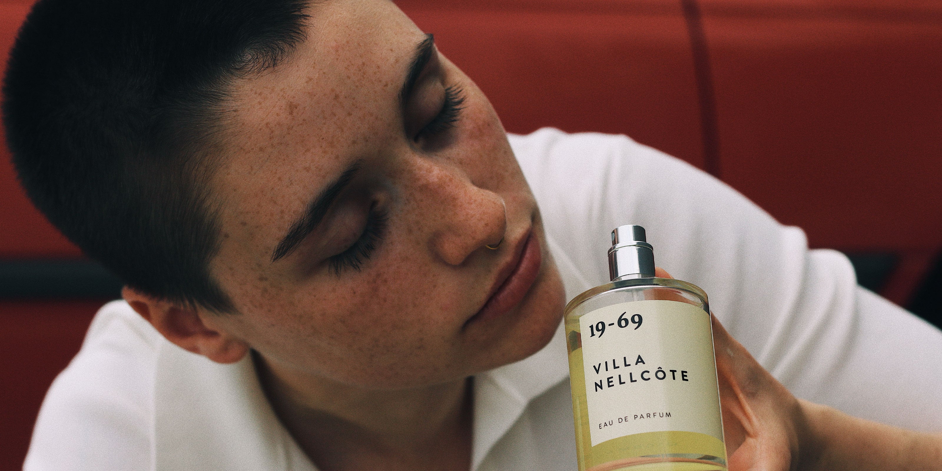 Nischenduft für Frauen von 19-69 mit dem Namen Villa nellcote, das eine Frau in der Hand hält
