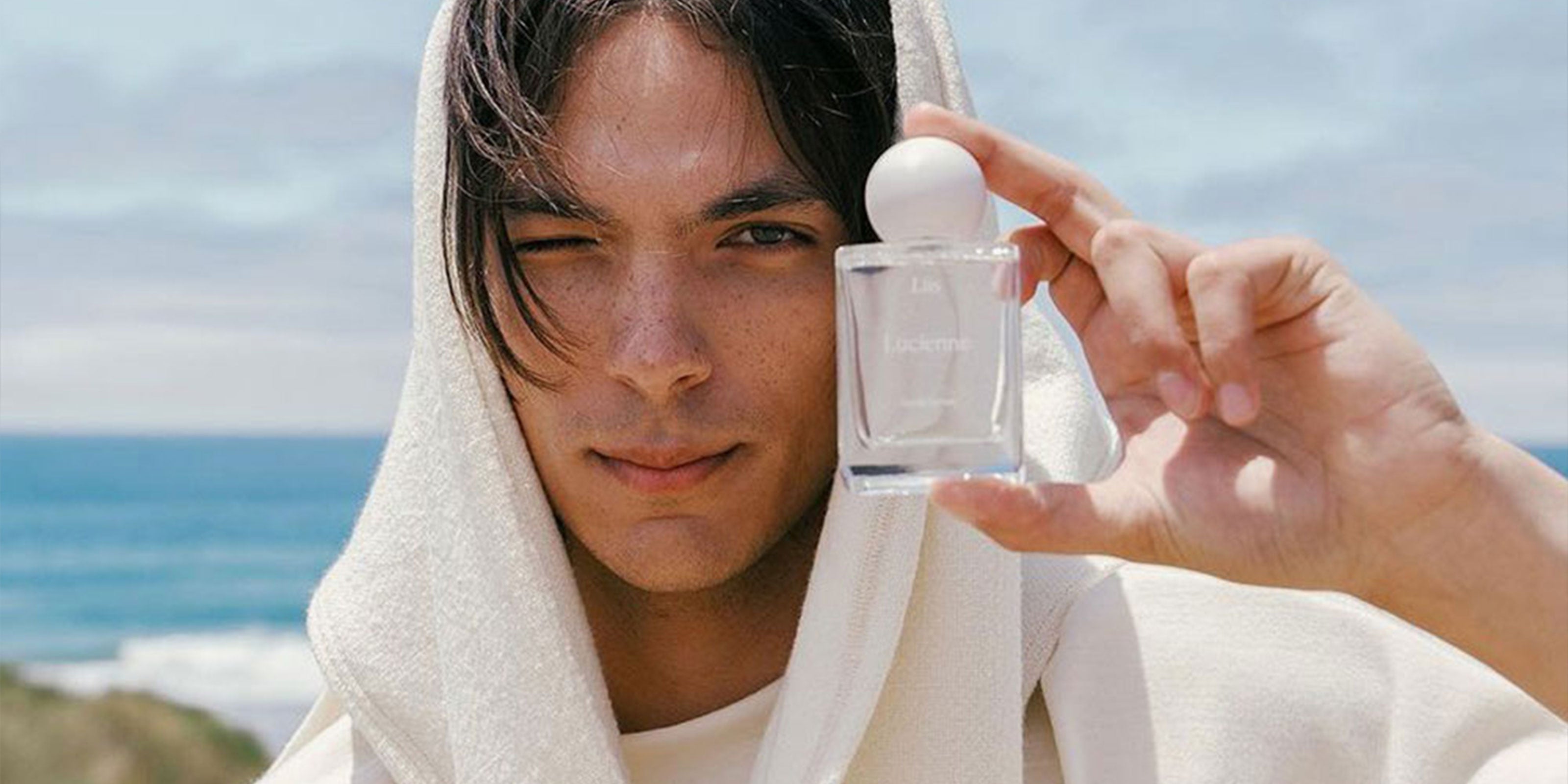 Nischenduft für Männer von Liis mit dem Namen Lucienne, das ein Mann in der Hand hält