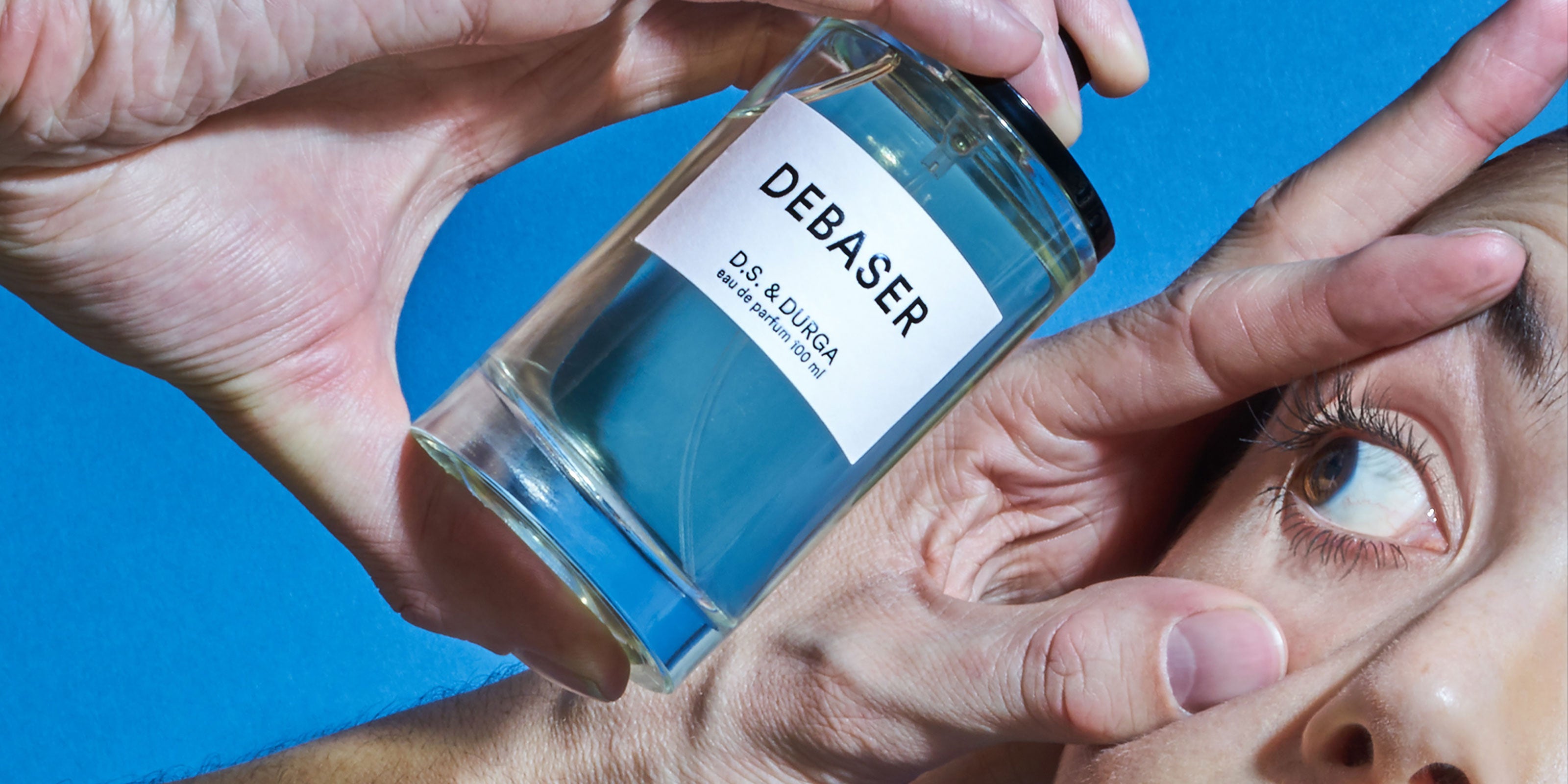 Eine Flasche Debaser Nischenparfum von DS Durga die von einem Auge betrachtet wird