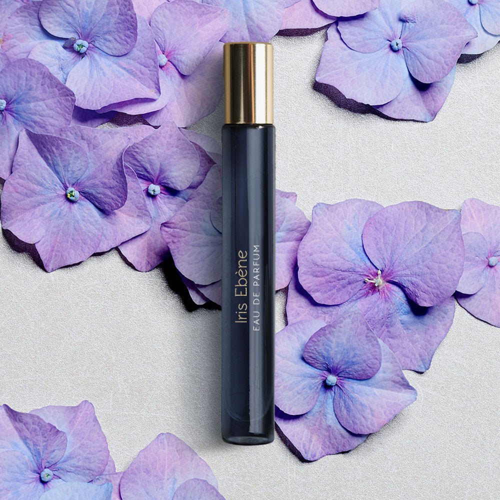 Atelier Materi Iris Ebène – Eau de Parfum – 10ml von Marie Hugentobler in der Duftnote Blumig, Ledrig, Pudrig