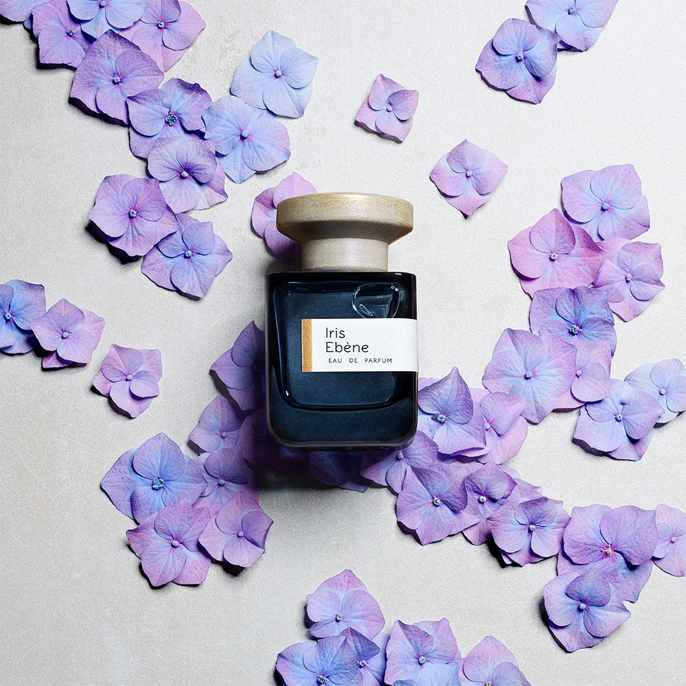 Atelier Materi Iris Ebène – Eau de Parfum – Sample von Marie Hugentobler in der Duftnote Floral, Leathery, Powdery