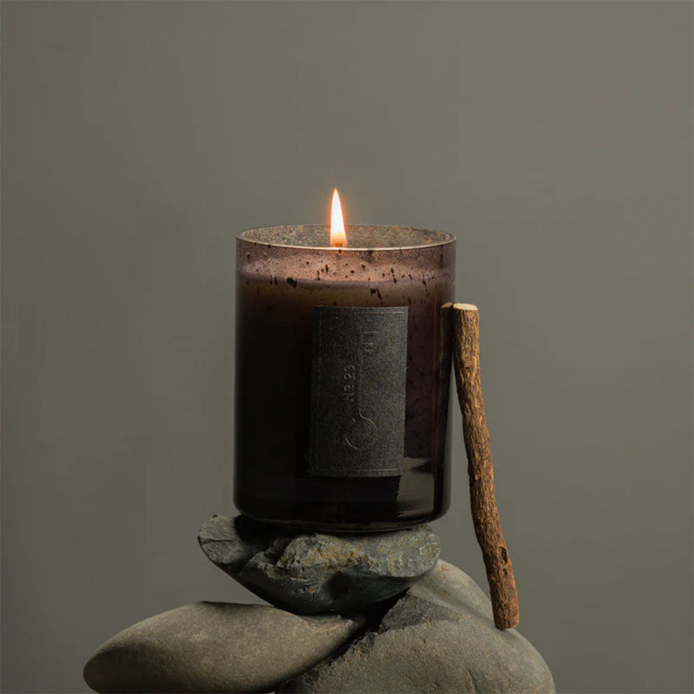 Fischersund No. 23 – Candle von Jon Thor Birgisson in der Duftnote Woody-Smoky, Resinous