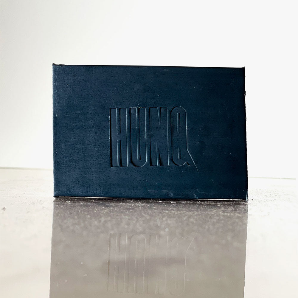 HUNQ #100 Traveller Cleansing Bar in der Duftnote Woody-Green, Spicy