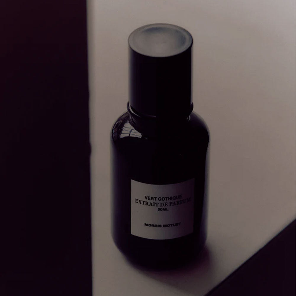 Morris Motley Vert Gothique – Extrait de Parfum – Sample von Karine Vinchon Spehner in der Duftnote Woody-Citrus