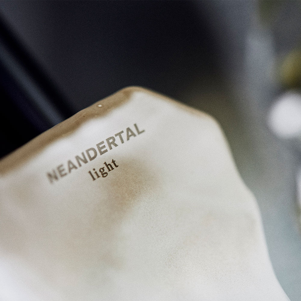 Neandertal light – Eau de Parfum – Sample von Chris Maurice in der Duftnote Aromatic, Metallic, Woody-Green