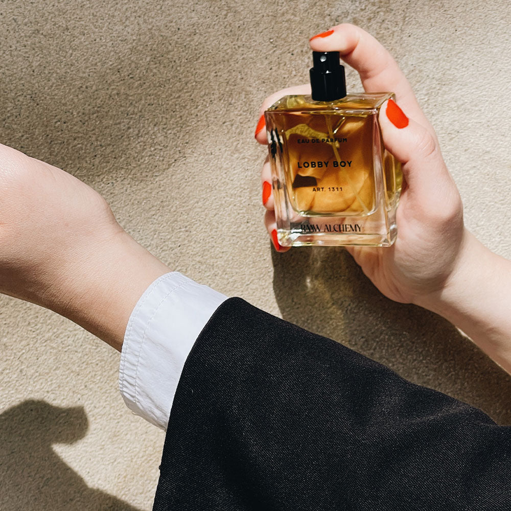 RAAW Alchemy Lobby Boy – Eau de Parfum – Sample von Trice Angie Christiansen in der Duftnote Smoky, Spicy
