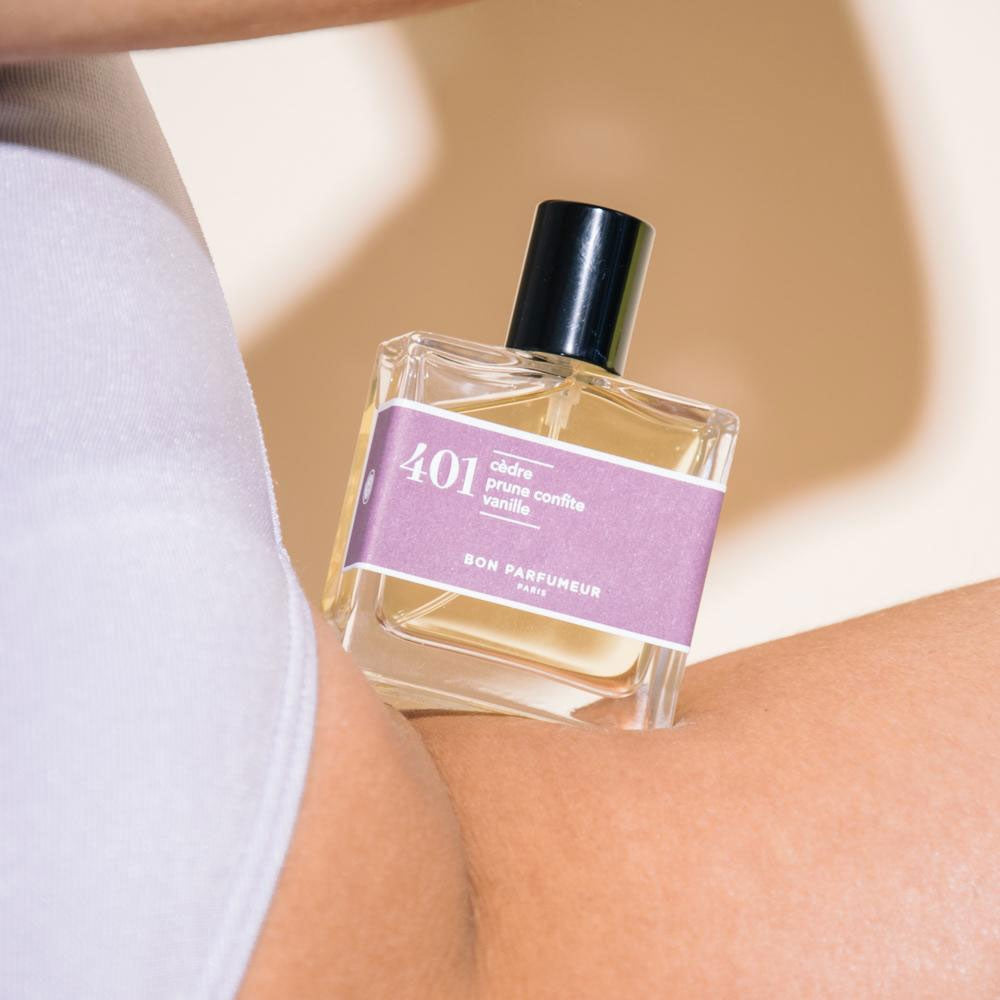 Bon Parfumeur 401 Eau de Parfum – Cedar, Candied Plum, Vanilla – 30ml von Nathalie Koobus in der Duftnote Fruchtig