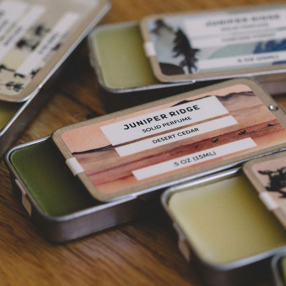 Juniper Ridge Desert Cedar – Solid Perfume in der Duftnote Holzig, Ledrig, Würzig