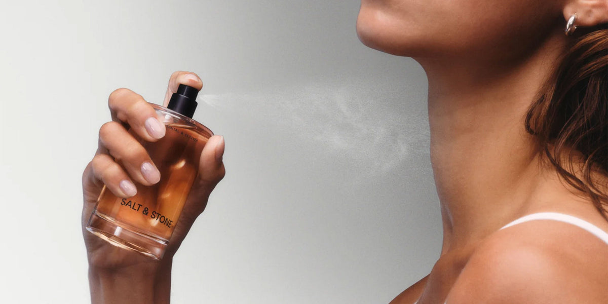 Salt & Stone Body Mist aufgesprüht auf den Hals einer Frau