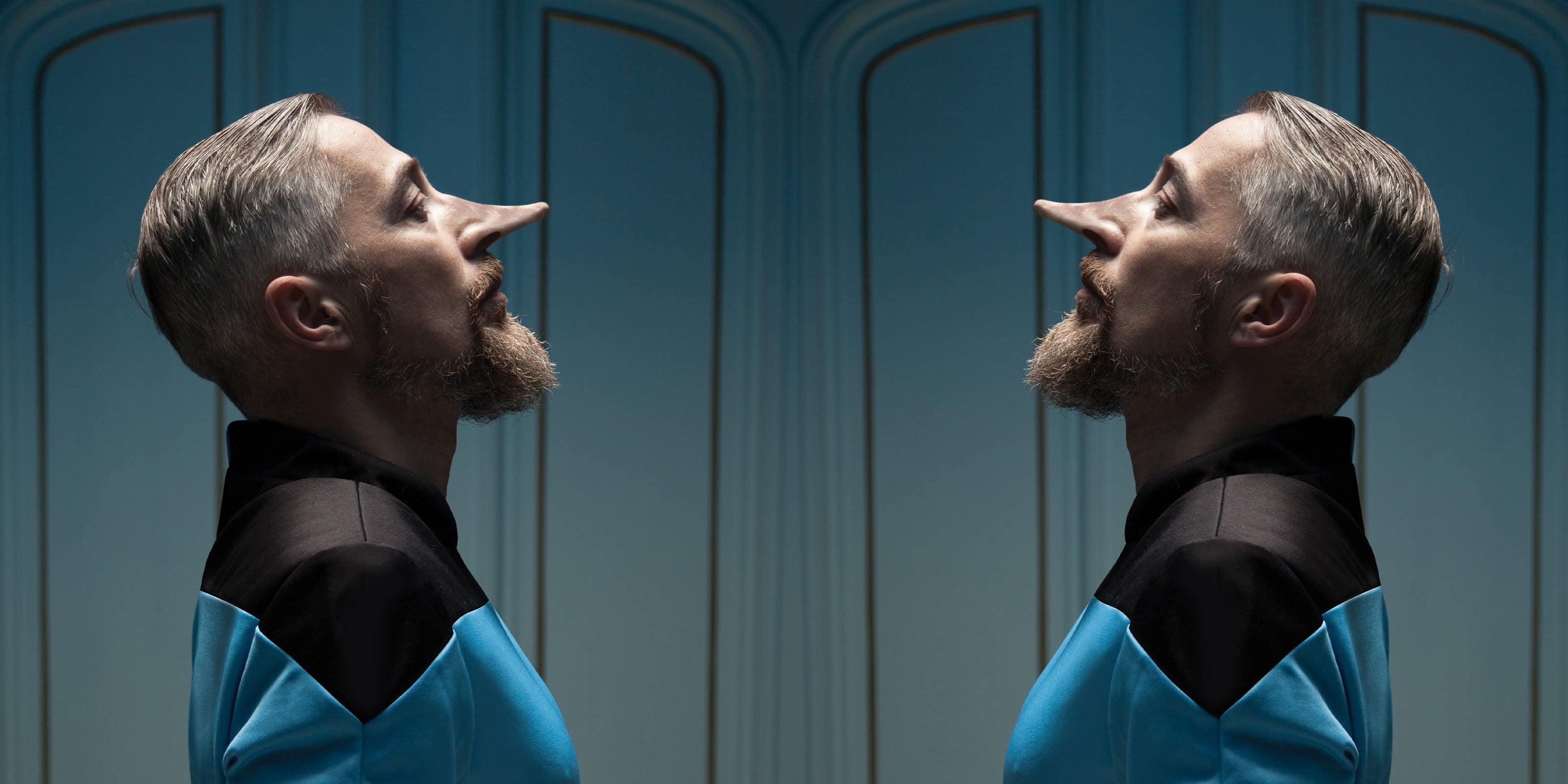 Zwei Männer mit großer Nase gegenüber