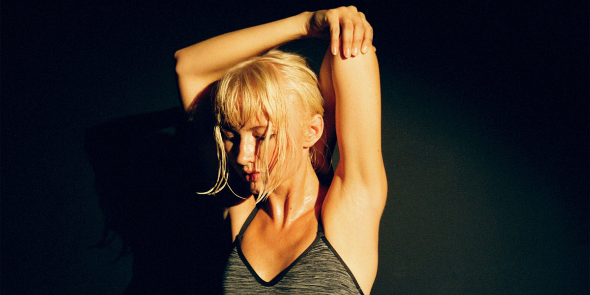 Eine Frau die sich dehnt