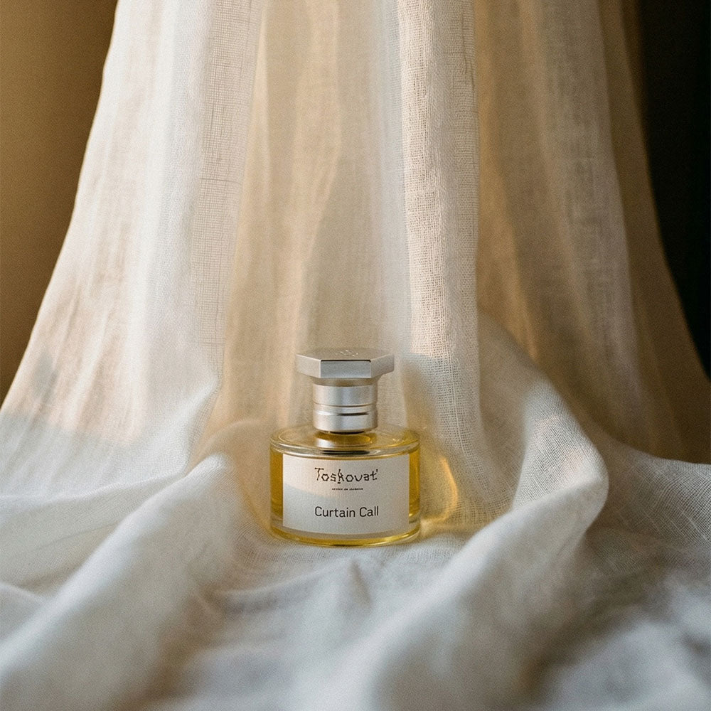 Toskovat Curtain Call – Extrait de Parfum – 60ml von David-Lev Jipa Slivinschi in der Duftnote Fruity, Flowery